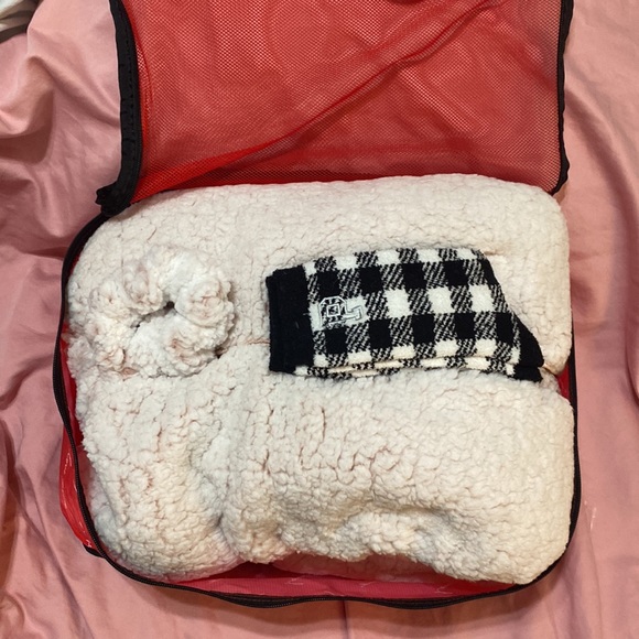 Brand new “Pink” Victoria’s Secret Oversized hooded jacket, socks and scrunchie - Picture 4 of 7